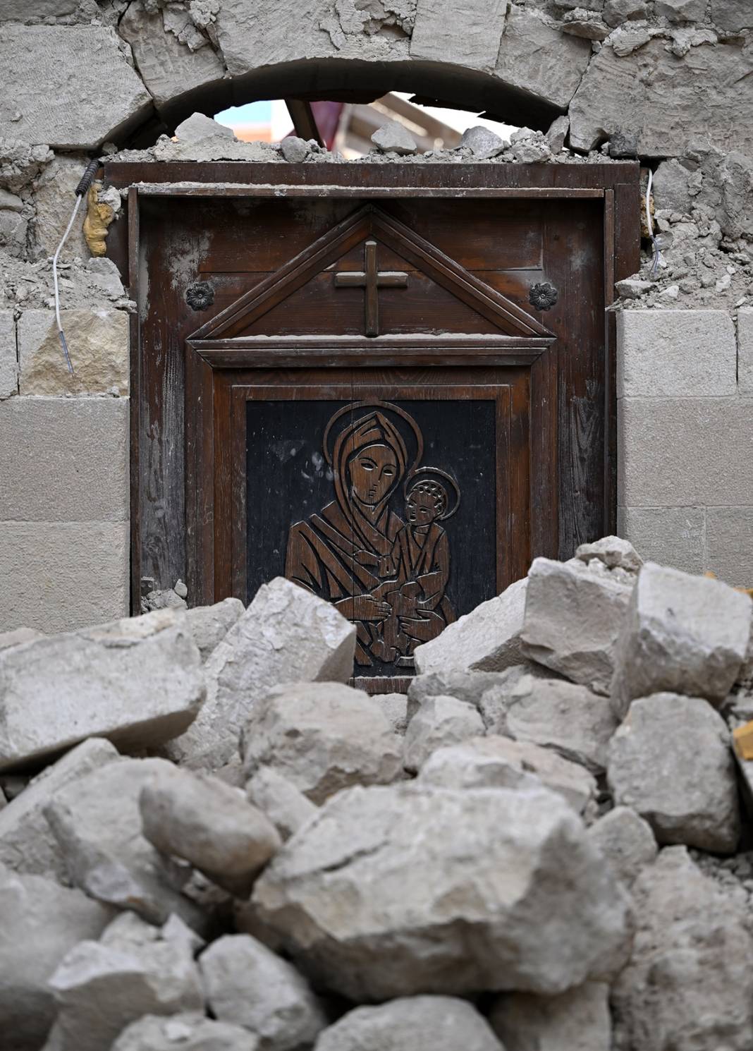 Önünden geçerken gözyaşlarını tutamıyorlar! Hatay'da sağlam kültürel yapı neredeyse kalmadı 10